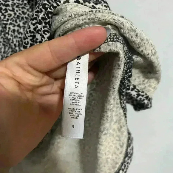 ATHLETA Breezy Scoop V-Neck Tee Micro Cheetah Magnolia Womens Size Large - Picture 4 of 5